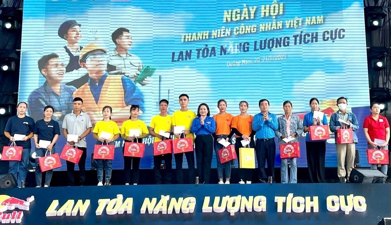 Lãnh đạo tỉnh Quảng Nam và LĐLĐ tỉnh trao quà cho công nhân, NLĐ khó khăn. Ảnh Hoàng Bin