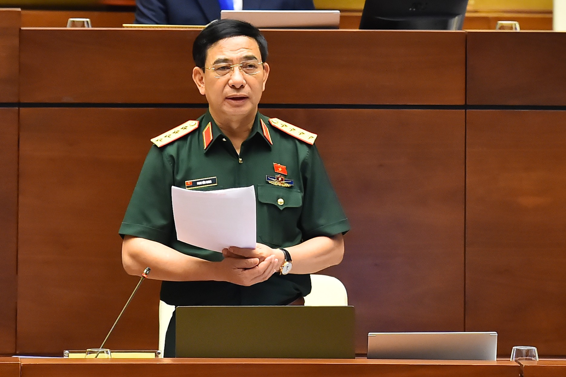 Đại tướng Phan Văn Giang tiếp thu, giải trình ý kiến đại biểu Quốc hội. Ảnh: Phạm Đông