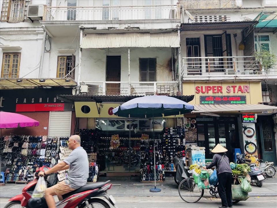 Mặt bằng cho thuê tại khu vực phố cổ Hà Nội đã sôi động trở lại với giá mới. Ảnh: Đức Mạnh