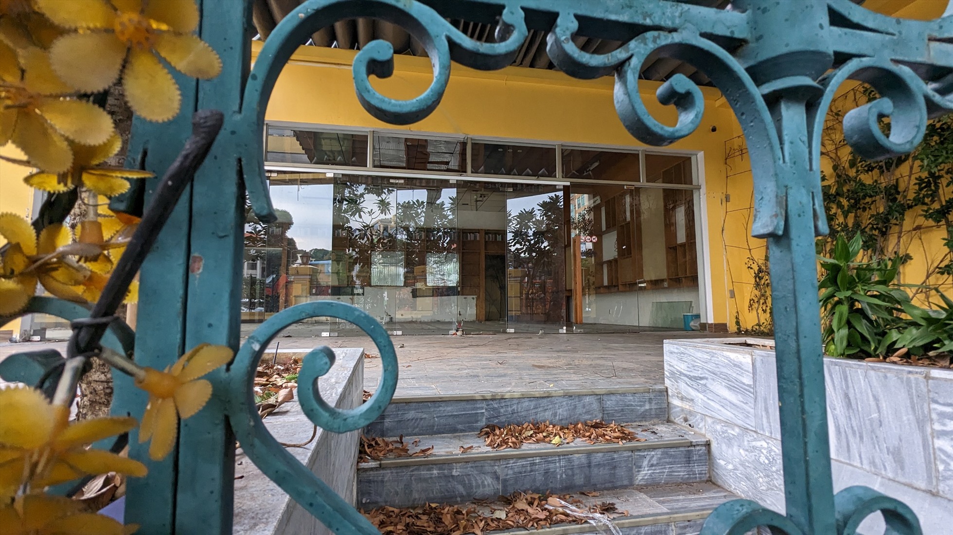 Tuy nhiên, theo ghi nhận, hàng loạt mặt bằng xung quanh khu vực vòng xoay Nhà thờ Đức Bà thời gian gần đây đã đóng cửa, ngưng kinh doanh. Trong ảnh là Cafe Saigon La Poste, cạnh Bưu điện Thành phố nhìn ra hướng Nhà thờ Đức Bà, đã “cửa đóng then cài” nhiều tháng qua.