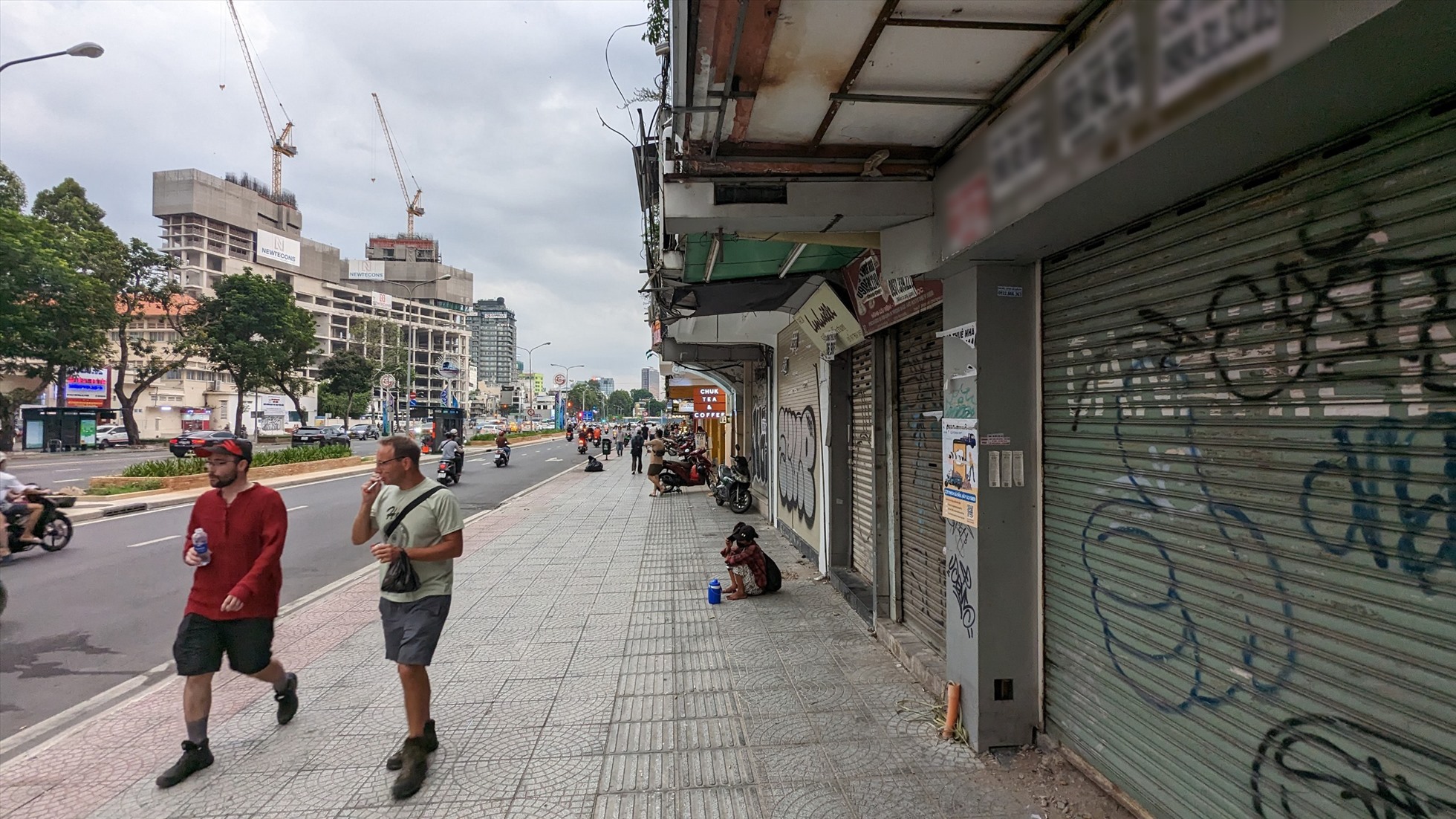 Cách đó không xa, gần 10 mặt bằng nằm liên tiếp nhau trên đường Lê Lợi (đoạn gần chợ Bến Thành) đã đóng cửa im lìm nhiều tháng nay.