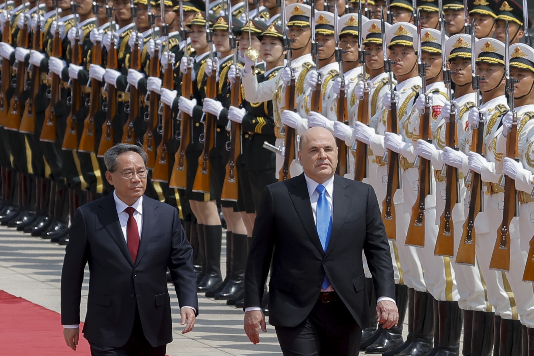 Thủ tướng Trung Quốc Lý Cường (trái) chủ trì lễ đón Thủ tướng Nga Mikhail Mishustin tại Bắc Kinh ngày 24.5. Ảnh: AFP