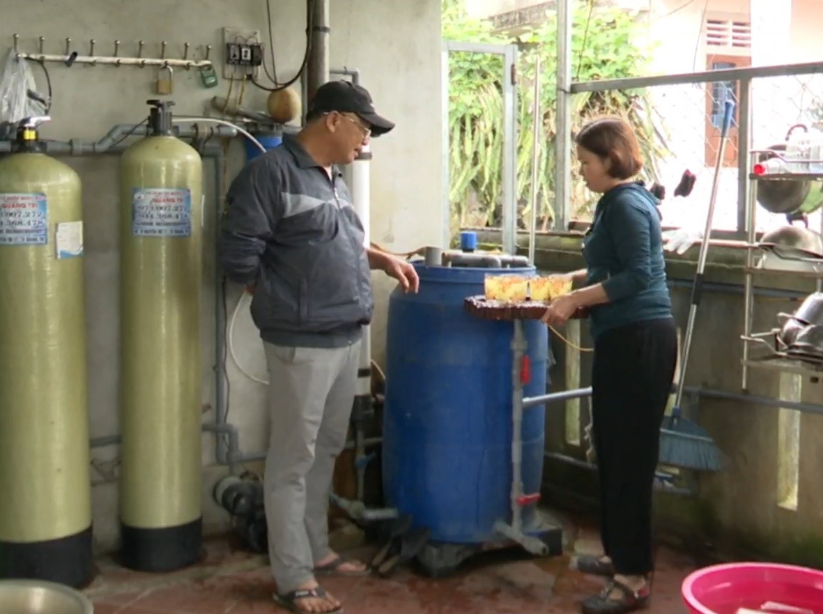 Người dân ở xã Triệu Tài (huyện Triệu Phong) bỏ nhiều tiền để làm hệ thống lọc nước giếng khoan, nhưng chất lượng nước lọc xong vẫn không đảm bảo để sử dụng. Ảnh: Hưng Thơ.