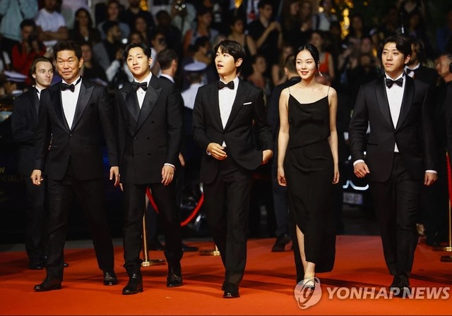 Song Joong Ki phong độ trên thảm đỏ. Anh giữ khoảng cách với đồng nghiệp nữ để tránh gây chú ý. Ảnh: Yonhap