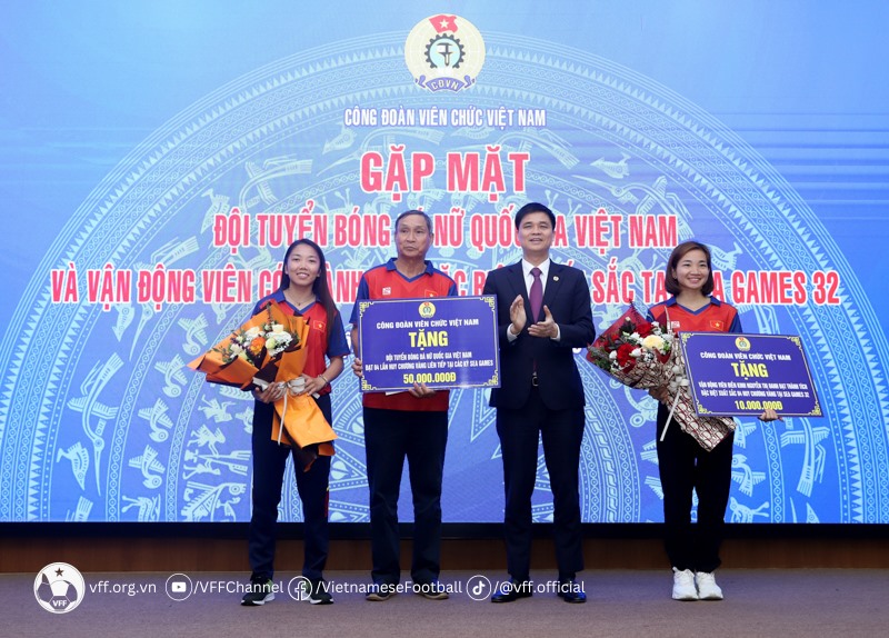 Ông Ngọ Duy Hiểu trao thưởng cho vận động viên Nguyễn Thị Oanh và đội tuyển nữ Việt Nam. Ảnh: VFF