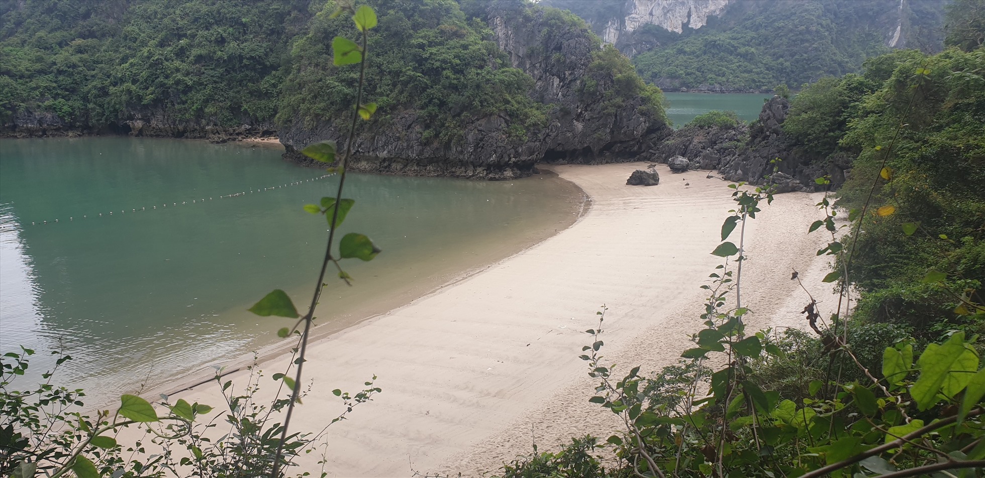 Giữa vịnh Hạ Long có hàng trăm bãi cát đẹp như thế này nhưng không được tắm vì vướng các quy định, thủ tục. Ảnh: Nguyễn Hùng