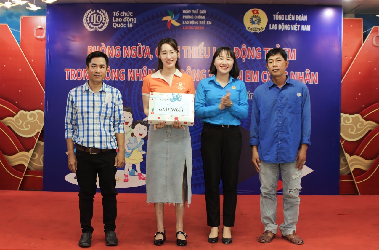 Phó trưởng ban Nữ công Tổng LĐLĐ Việt Nam Trần Thu Phương trao giải cho công nhân lao động tham gia trò chơi. Ảnh: Thiệu Vũ