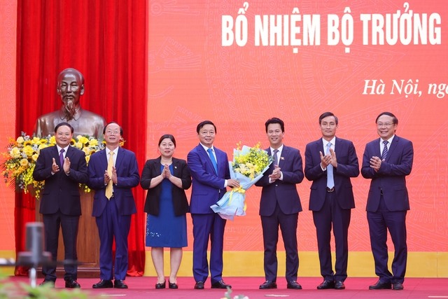 Phó Thủ tướng Trần Hồng Hà tặng hoa chúc mừng Bộ trưởng Đặng Quốc Khánh. Ảnh: VGP