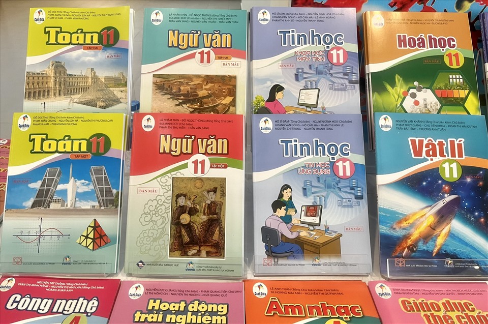 Sách giáo khoa mới lớp 11 (bản mẫu). Ảnh: Vân Trang
