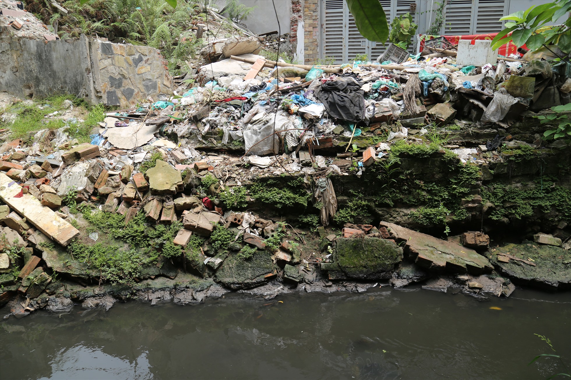 Dọc theo mương Thụy Khuê là nhiều điểm tập kết rác thải xây dựng ảnh hưởng lớn đến dòng chảy.