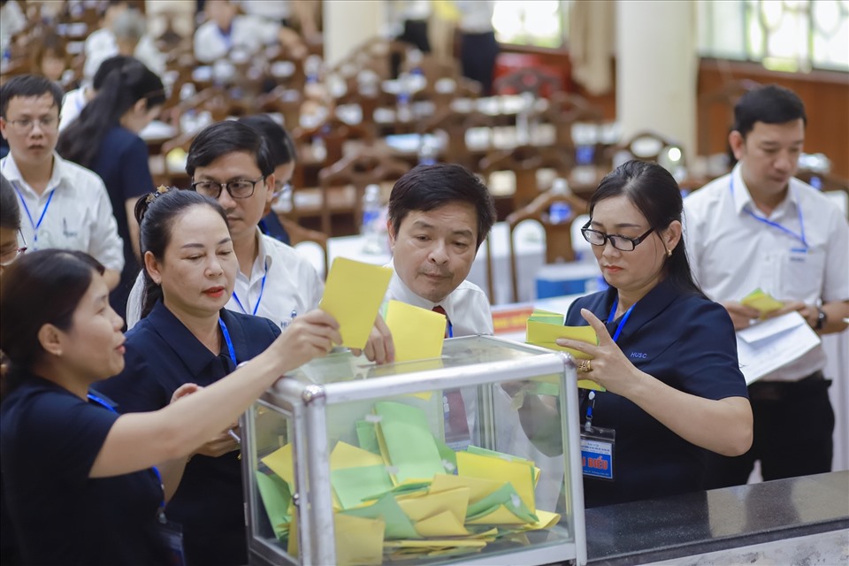 Đại biểu bỏ phiếu bầu ban chấp hành nhiệm kỳ mới. Ảnh: Nguyễn Luân