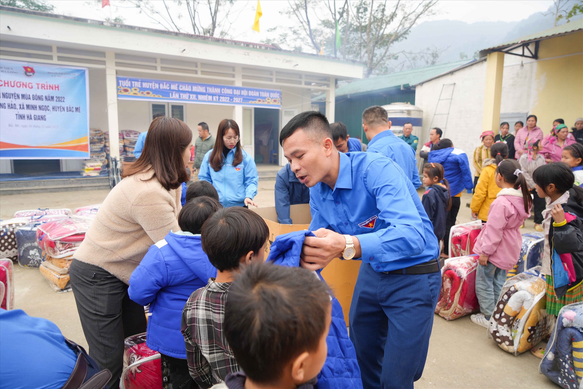 Anh Hội tham gia chương trình tình nguyện mùa Đông của Đoàn Than Hạ Long tại xã Minh Ngọc, huyện Bắc Mê, tỉnh Hà Giang.