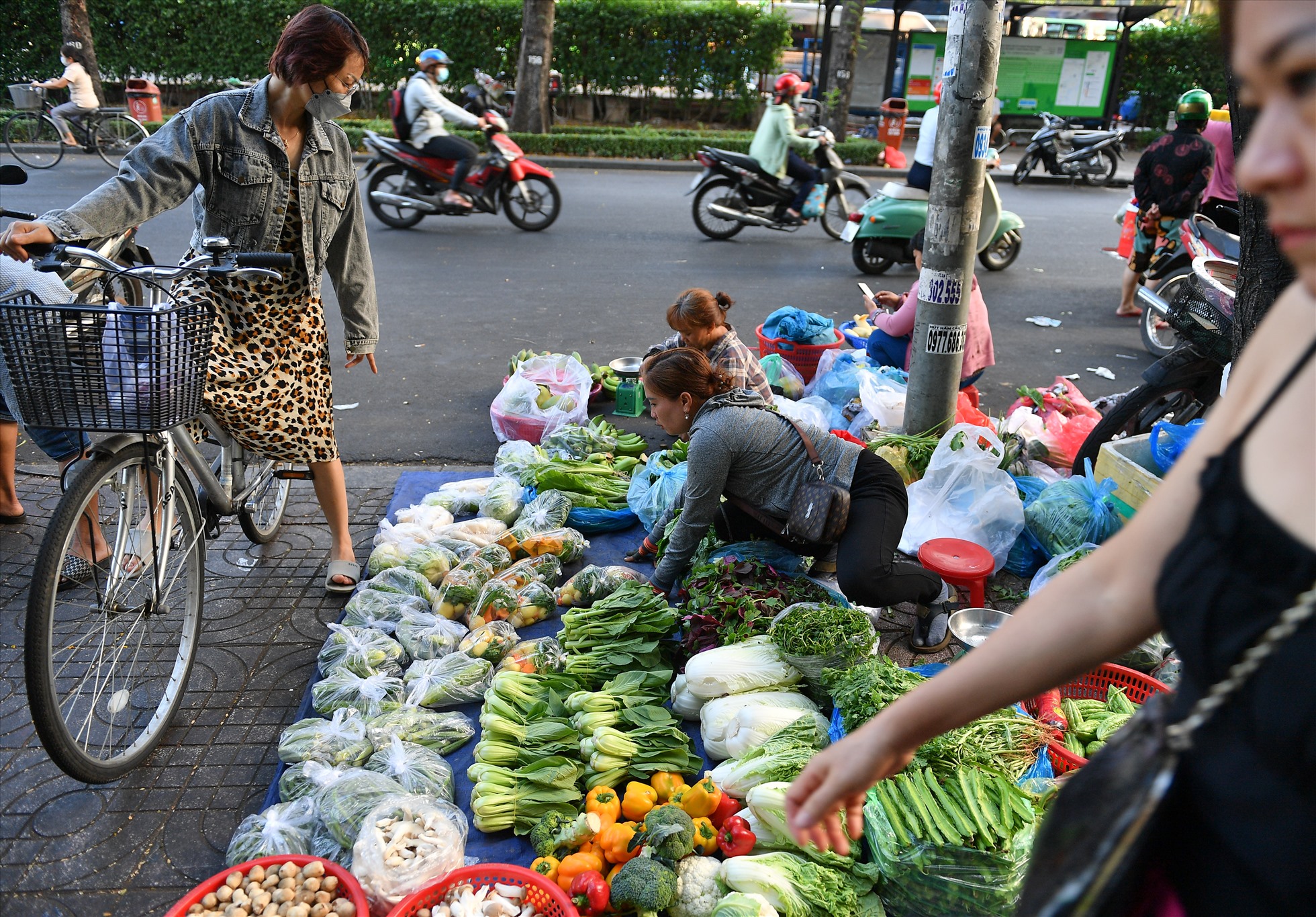 Tranh thủ đi chợ sớm để mua rau tươi giá rẻ.