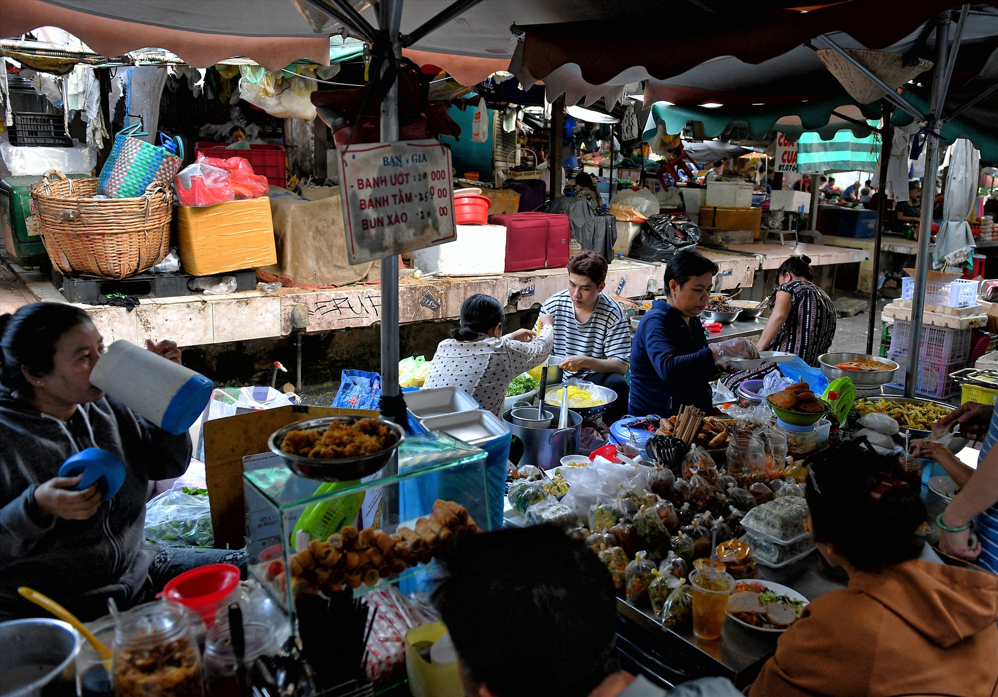 Ẩm thực trong chợ khá ngon và rẻ rất hợp bình dân.