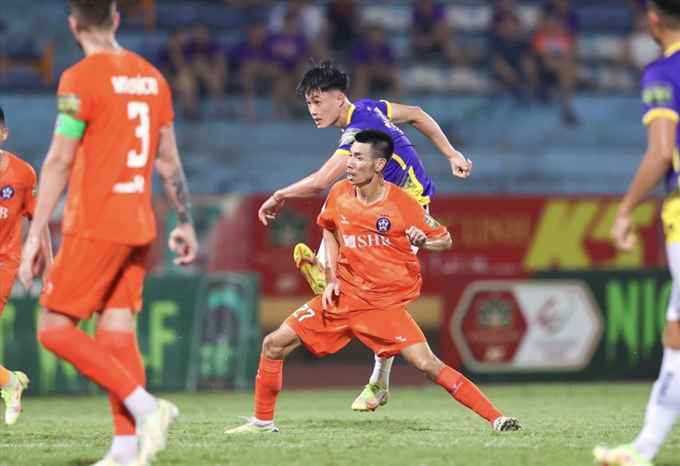 Văn Trường chấn thương cổ chân sau vòng 8 V.League. Ảnh: Hà Nội FC