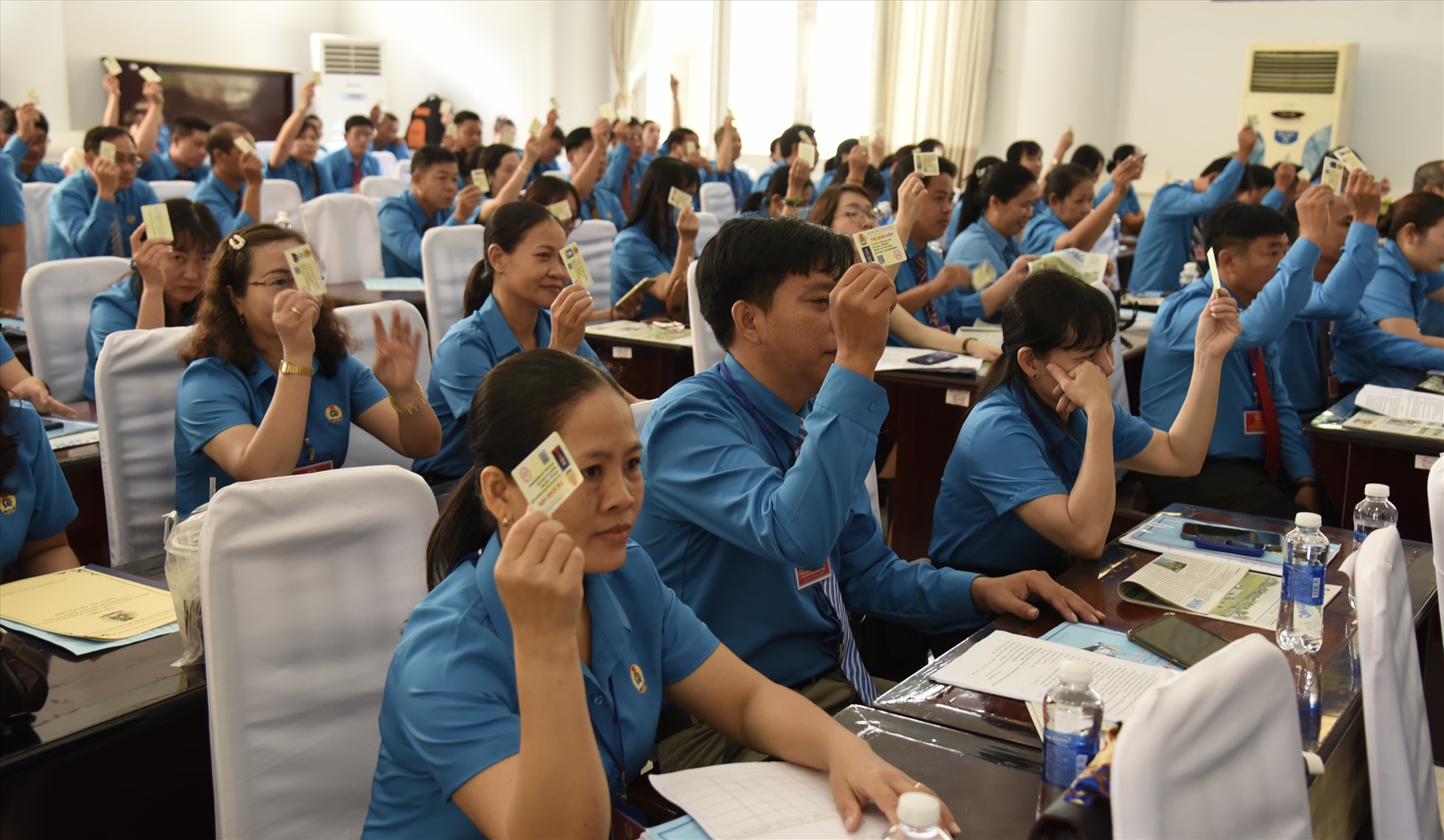 Đại biểu biểu quyết bầu Ban Chấp hành Liên đoàn Lao động huyện Kiên Lương nhiệm kỳ 2023-2028. Ảnh: LĐLĐ Kiên Giang