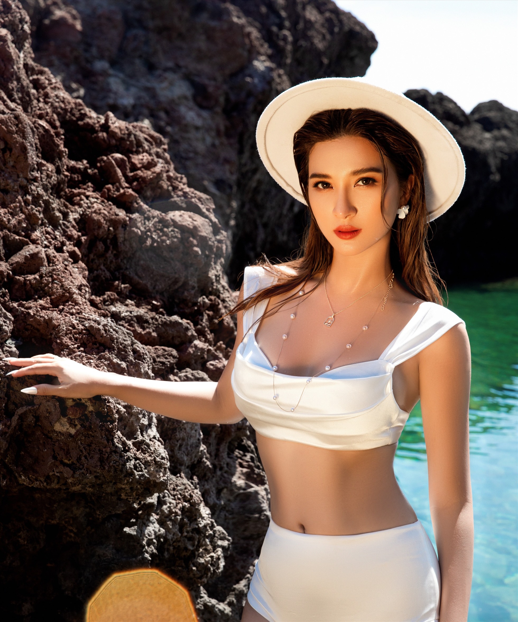 Sau chuyến công tác tại đảo Phú Quí, nữ diễn viên phim “Mộng Phù Hoa” thực hiện bộ hình khoe dáng trên bờ biển. Vóc dáng trẻ trung gợi cảm của Kim Tuyến ở tuổi 36 khiến nhiều người ngưỡng mộ.