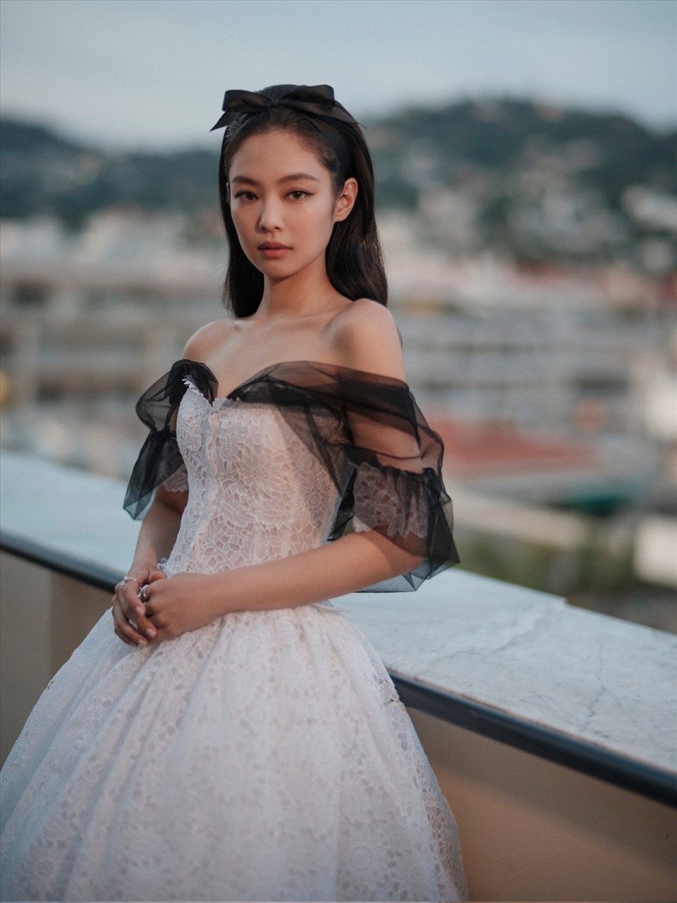 Bức ảnh đang gây bão MXH Lisa BLACKPINK diện váy cưới chặt chém lộng  lẫy xuất thần nhưng có gì đó sai sai  Sao châu Á  Việt Giải Trí