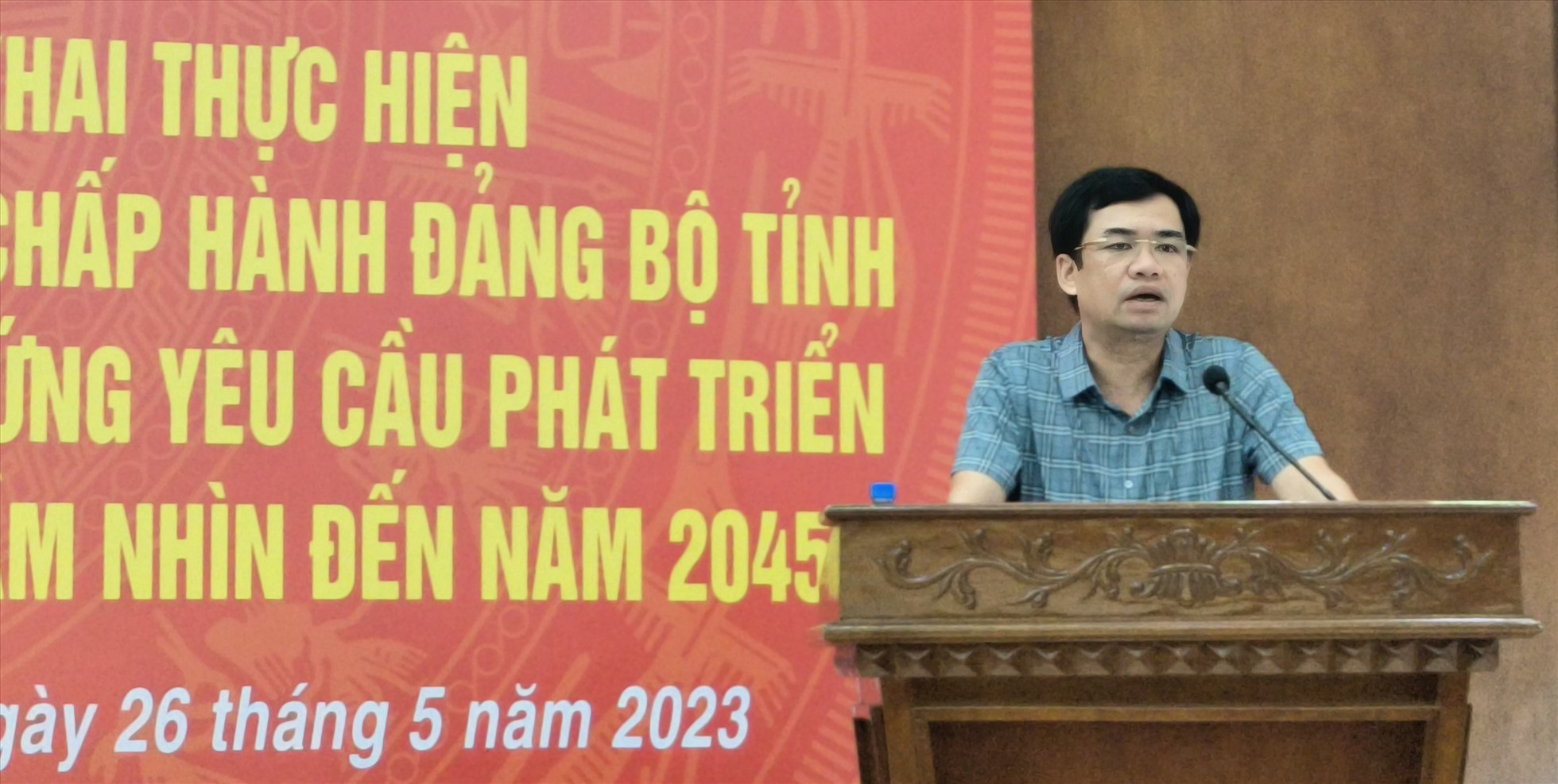Đồng chí Bùi Xuân Vinh - Chủ tịch LĐLĐ tỉnh Thái Bình phát biểu quán triệt nghị quyết tại hội nghị. Ảnh: Trung Du