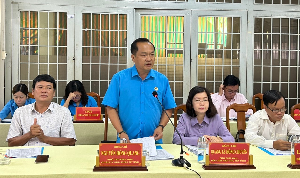 Đại biểu Nguyễn Hồng Quang, Phó Trưởng Ban Quản lý Khu kinh tế tỉnh An Giang phát biểu ý kiến tại Hội thảo. Ảnh: Cẩm Tú