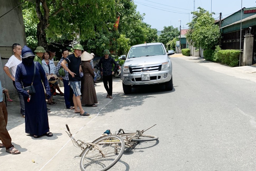 Hiện trường vụ tai nạn ở xã Cẩm Trung khiến bà Q đi xe đạp tử vong. Ảnh: Trung Tuấn.