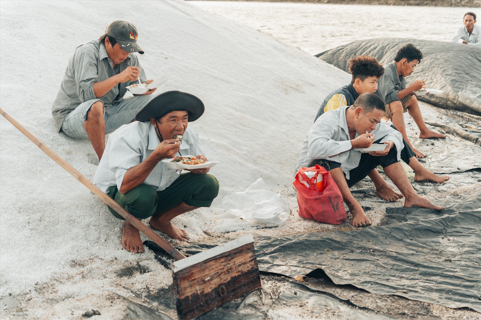 Bữa sáng trên đồng. Ảnh: Nguyễn Khánh Vũ Khoa