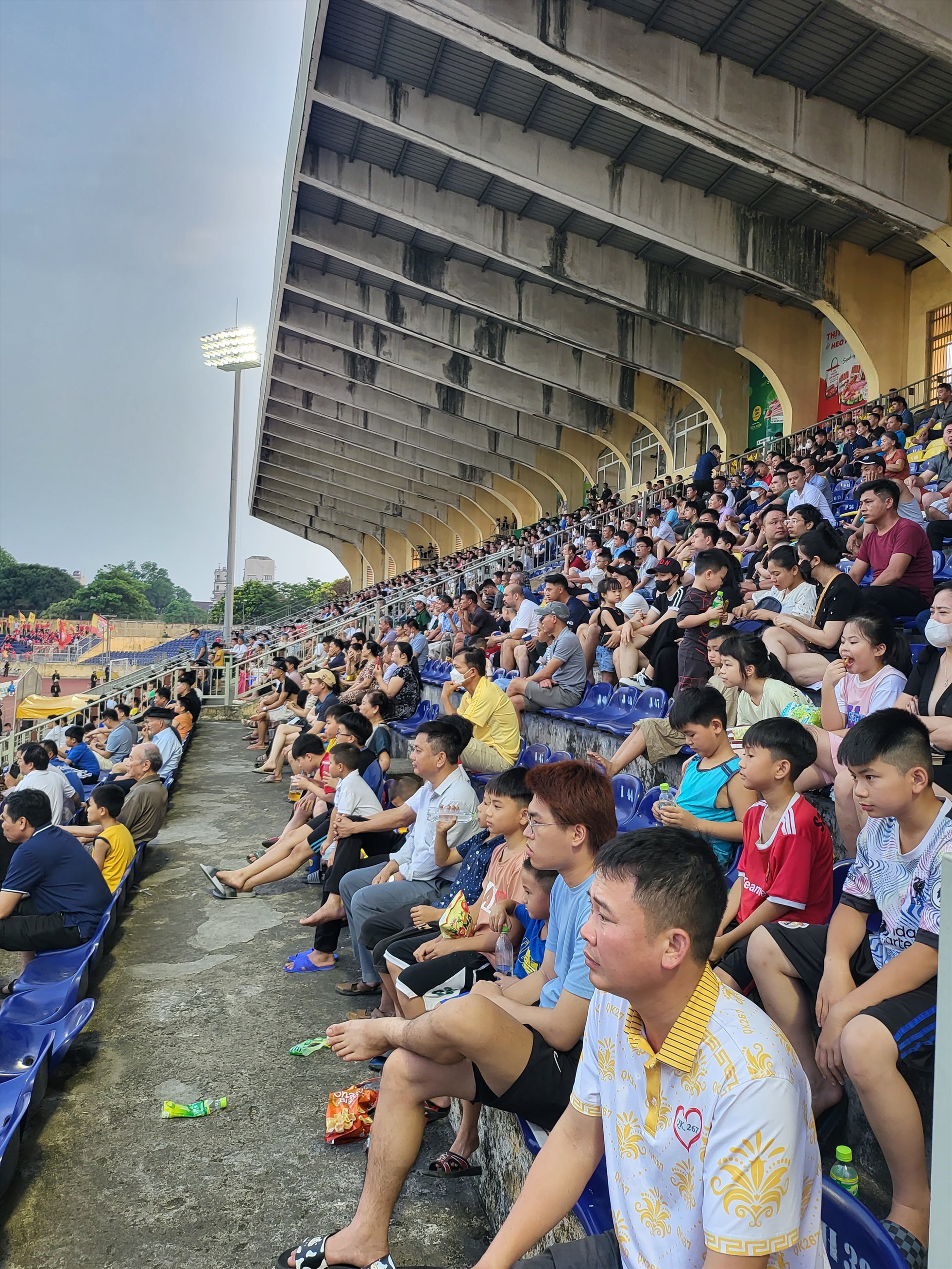 Hình ảnh sân Vinh trong trận đấu giữa Sông Lam Nghệ An và Hồng Lĩnh Hà Tĩnh. Ảnh: Song An
