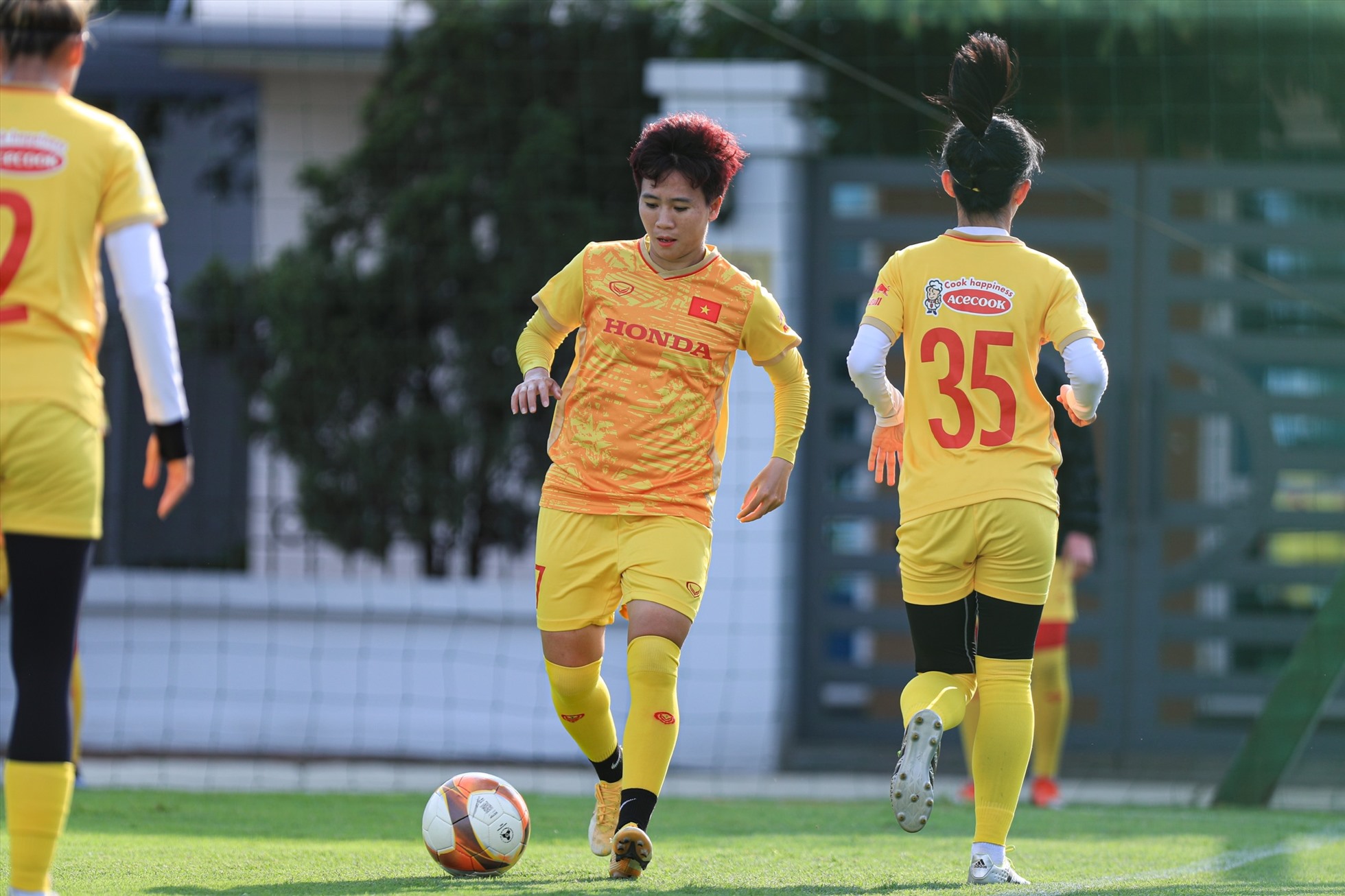 Buổi tập diễn ra trong không khí thoải mái. Dù nhiệt độ tại Hà Nội đã giảm nhưng thời tiết nắng nóng vẫn khiến các cầu thủ mất nhiều sức hơn khi tập luyện ngoài trời.