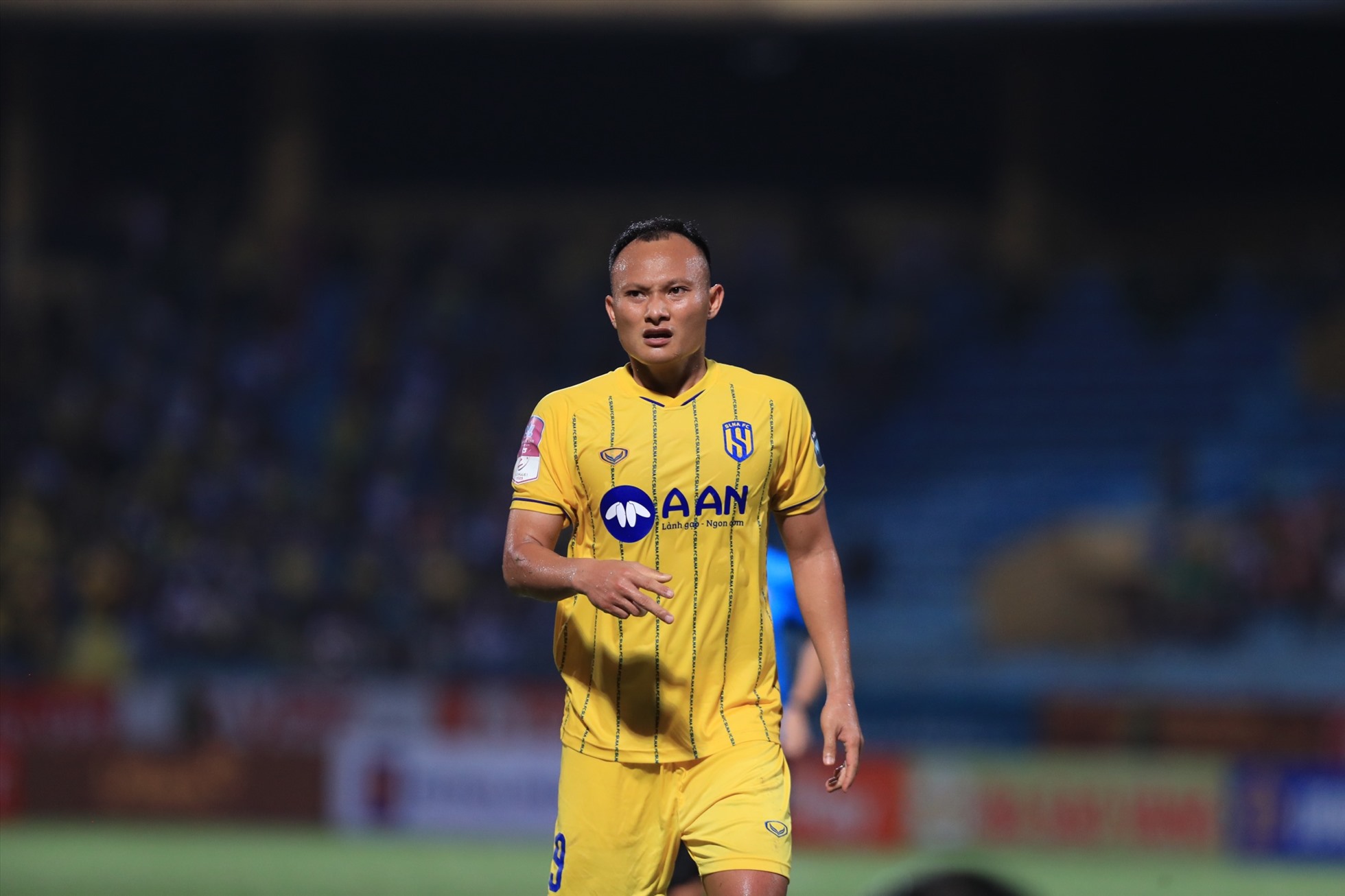 Trọng Hoàng ghi bàn giúp Sông Lam Nghệ An vượt lên dẫn 1-0. Ảnh: Minh Dân