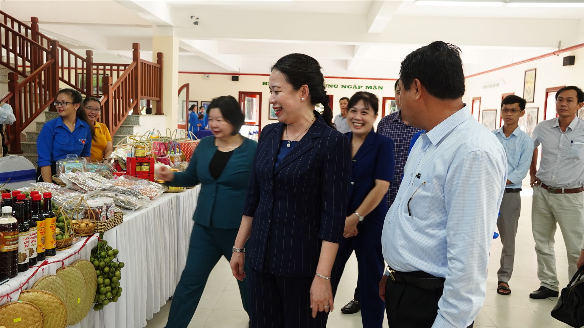 Phó Chủ tịch nước Võ Thị Ánh Xuân tham quan gian hàng của thanh niên. Ảnh: Tạ Quang
