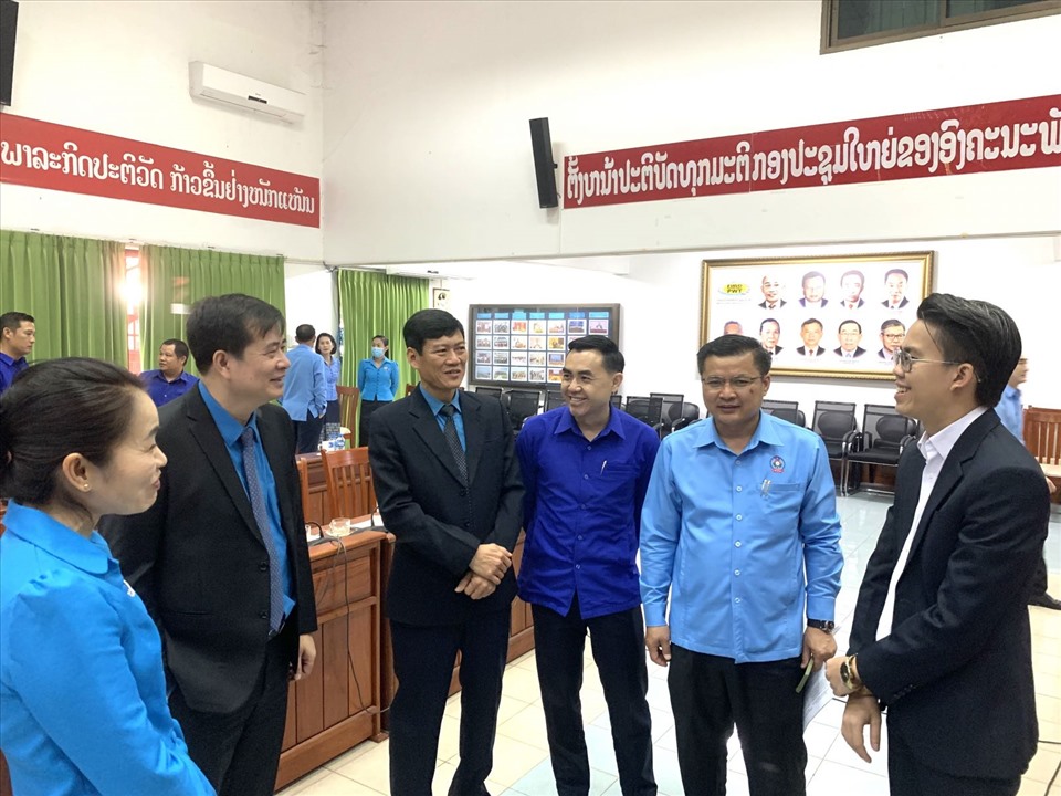 Cán bộ Công đoàn Giao thông Vận tải Việt Nam trao đổi với cán bộ Liên hiệp Công đoàn Bộ Công chính và Vận tải Lào. Ảnh: Công đoàn Giao thông Vận tải VN