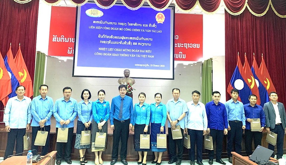 Lãnh đạo Công đoàn Giao thông Vận tải Việt Nam tặng quà cán bộ Liên hiệp Công đoàn Bộ Công chính và Vận tải Lào. Ảnh: Công đoàn Giao thông Vận tải VN