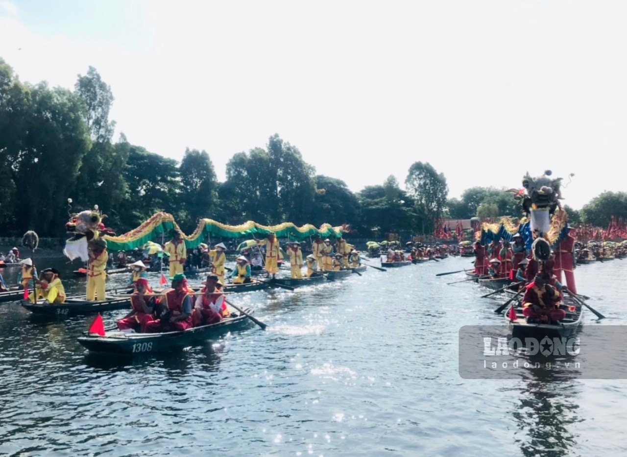 Hàng nghìn du khách ngồi thuyền ngắm đồng lúa như tranh vẽ ở Ninh Bình - 3