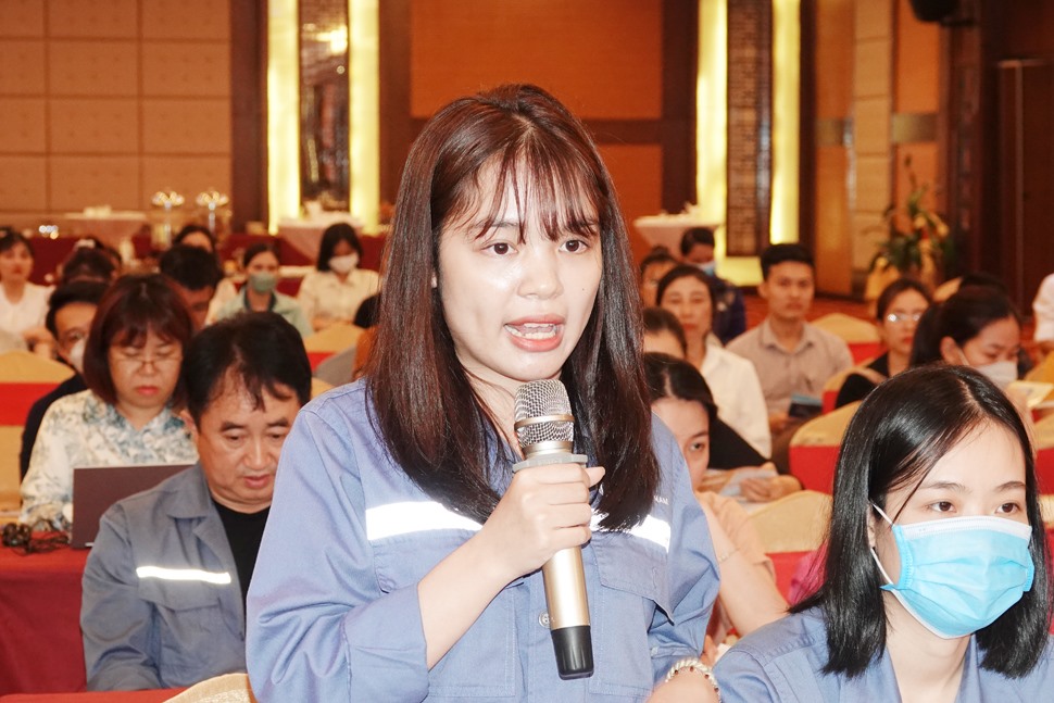 Công nhân lao động ở KKT Vũng Áng phẩn khởi vì được tham gia đối thoại, giải đáp đầy đủ nhiều vấn đề về chế độ, chính sách tại một hội nghị đối thoại do BHXH tỉnh Hà Tĩnh phối hợp tổ chức cuối tháng 4.2023. Ảnh: Trần Tuấn.