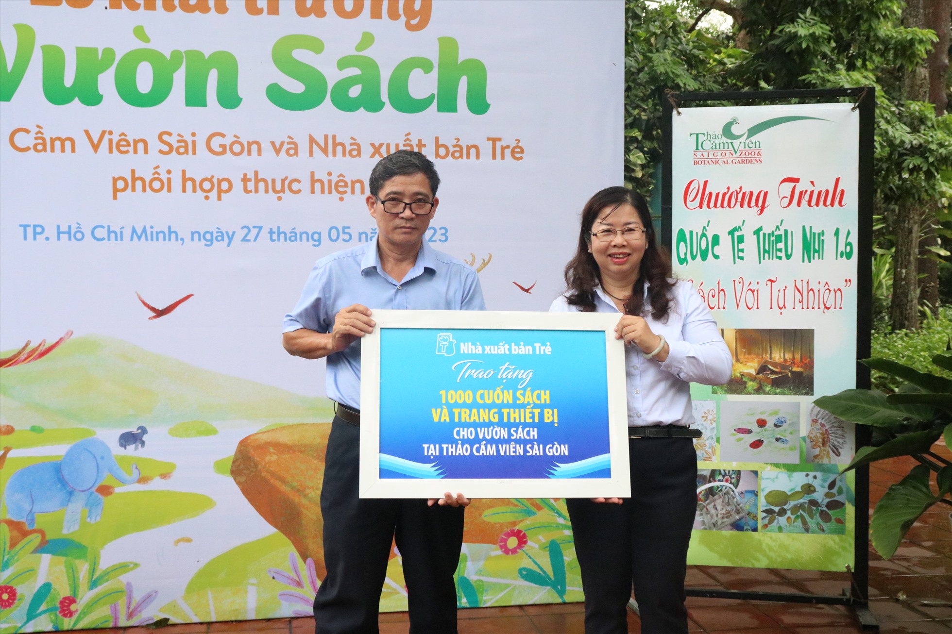 Đại diện NXB trẻ tặng 1000 đầu sách cho Thảo Cầm Viên. Ảnh: Việt Phong