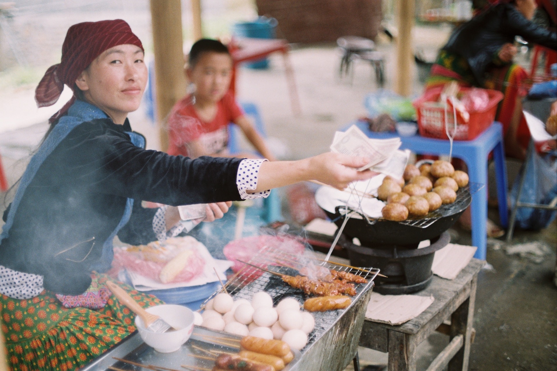 Một quầy bán đồ ăn trên đường phượt Hà Giang. Ảnh: Frankie Shutterbug/Unsplash