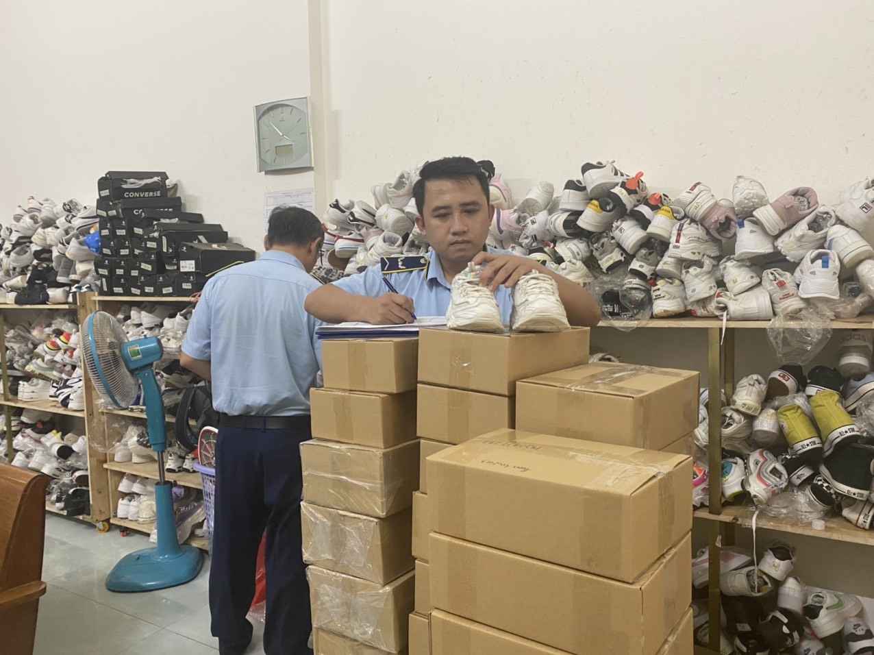 Lực lượng Quản lý thị trường tỉnh Đắk Lắk xử lý một cơ sở