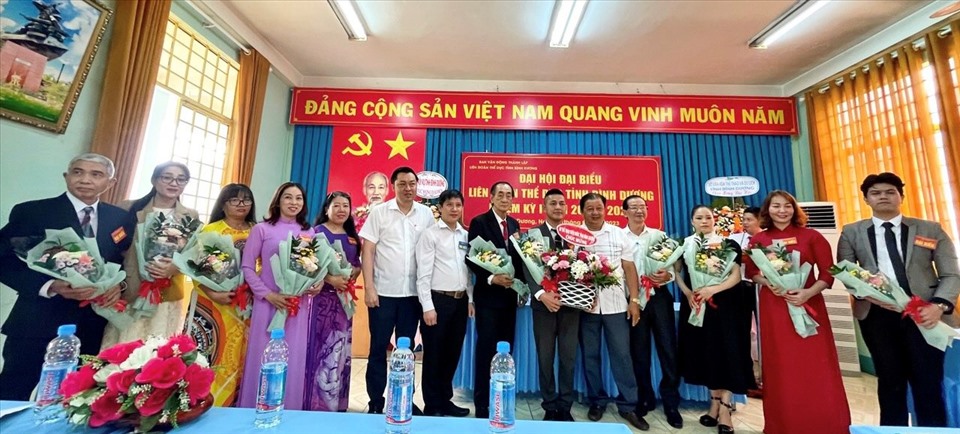 Đại biểu tặng hoa chúc mừng Ban chấp hành Liên đoàn Thể dục tỉnh Bình Dương nhiệm kỳ 2023-2028. Ảnh: Hoàng Anh