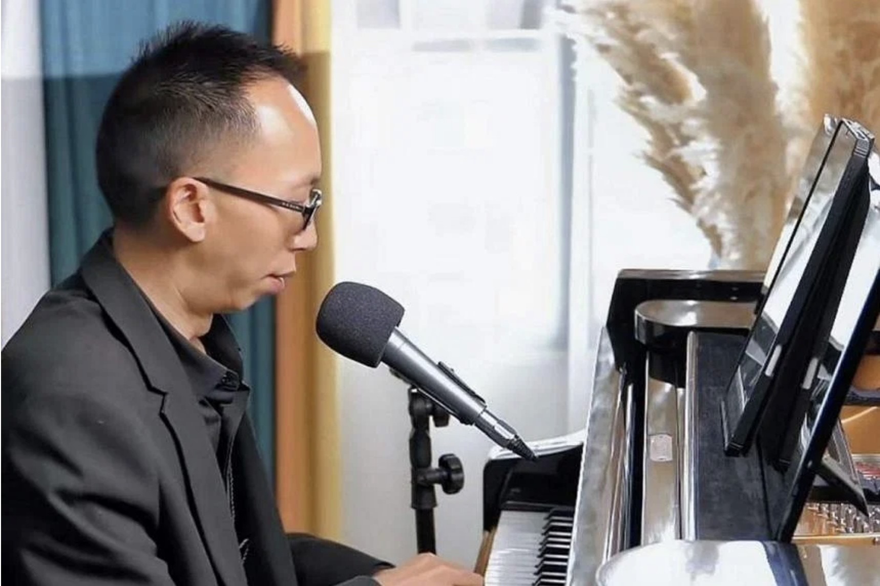 Zan Nang nổi tiếng trên mạng xã hội Trung Quốc sau khi đăng tải những bản đàn và hát trong thời kỳ đại dịch. Ảnh: Douyin