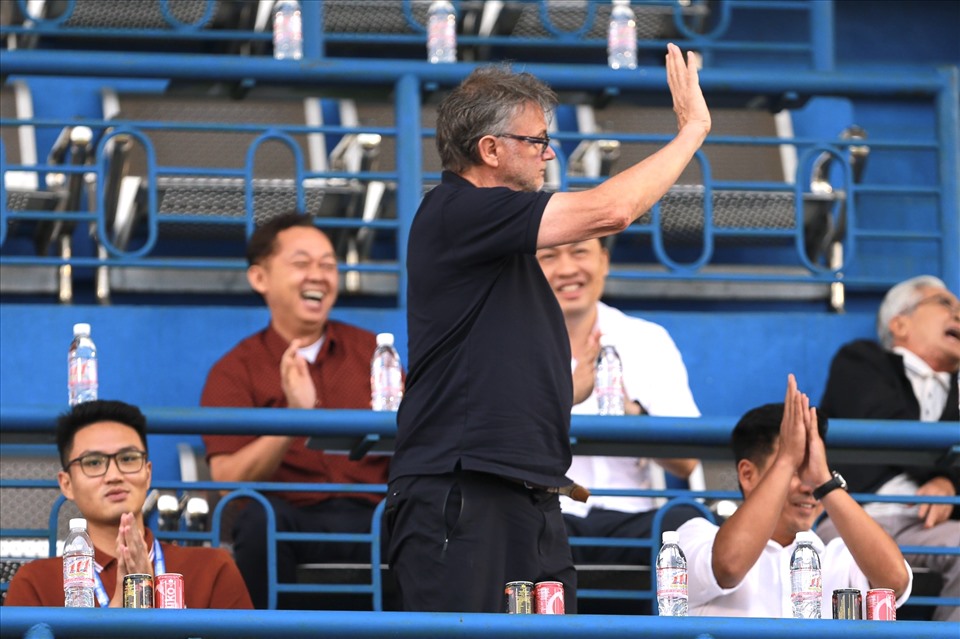 Sự xuất hiện của huấn luyện viên trưởng đội tuyển Việt Nam nhận sự chào đón nồng nhiệt từ các khán giả trên sân vận động Bình Dương.