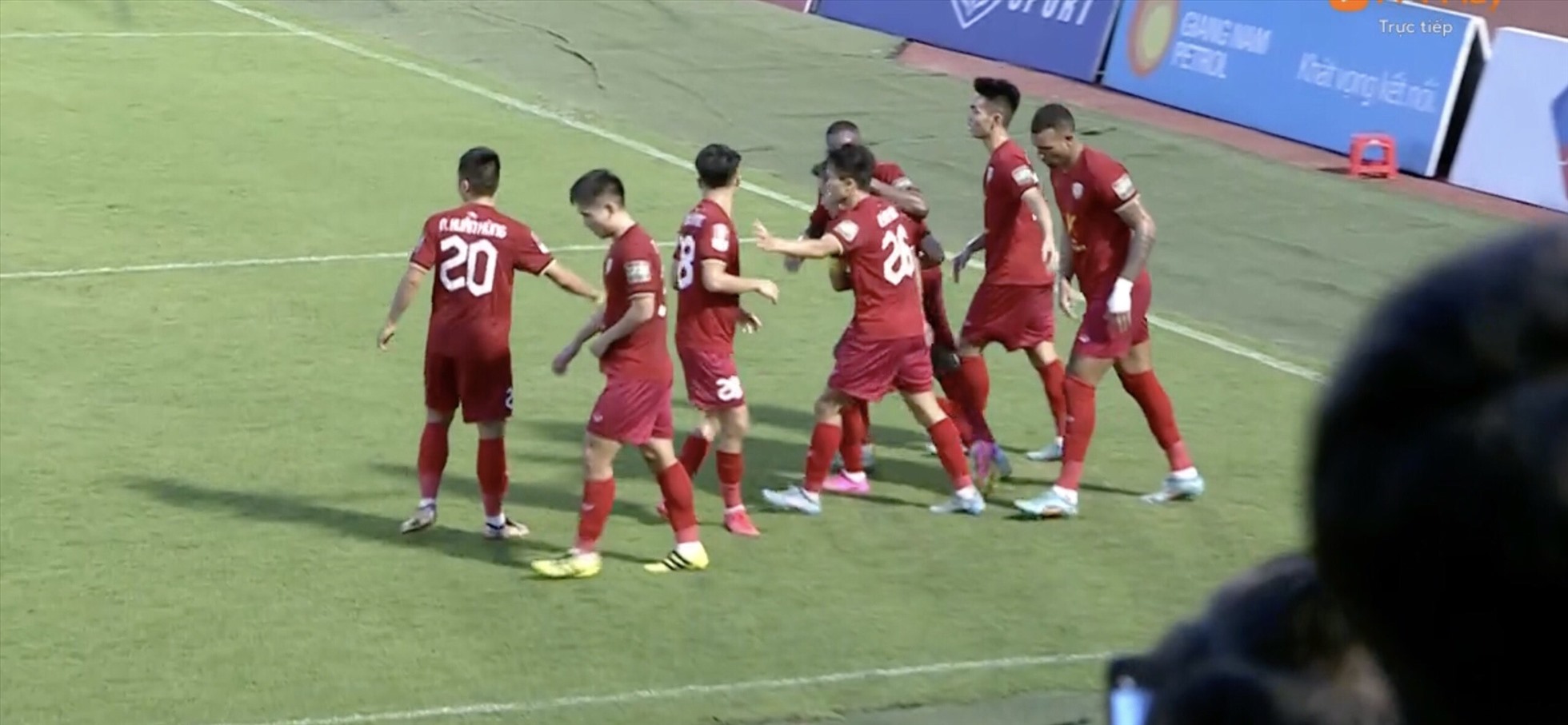 Câu lạc bộ Hà Tĩnh có bàn thắng ấn định chiến thắng 4-3 trước TPHCM ở phút bù giờ cuối cùng hiệp 2. Ảnh cắt từ video