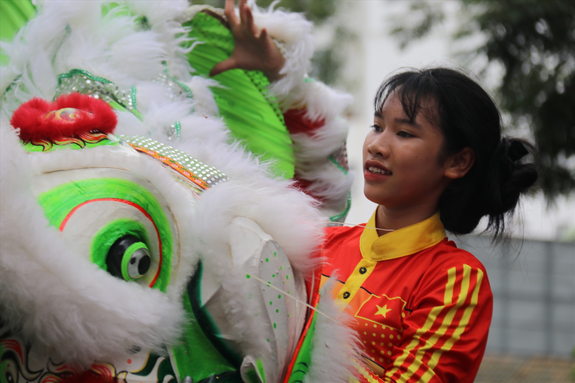 Với niềm đam mê lân sư rồng em Trần Thị Phương Thảo (14 tuổi, Đoàn lân sư rồng Nhân Hữu Đường Nha Trang) đã luyện tập 2 năm để có thể thực hiện biểu diễn được một số bài múa lân.