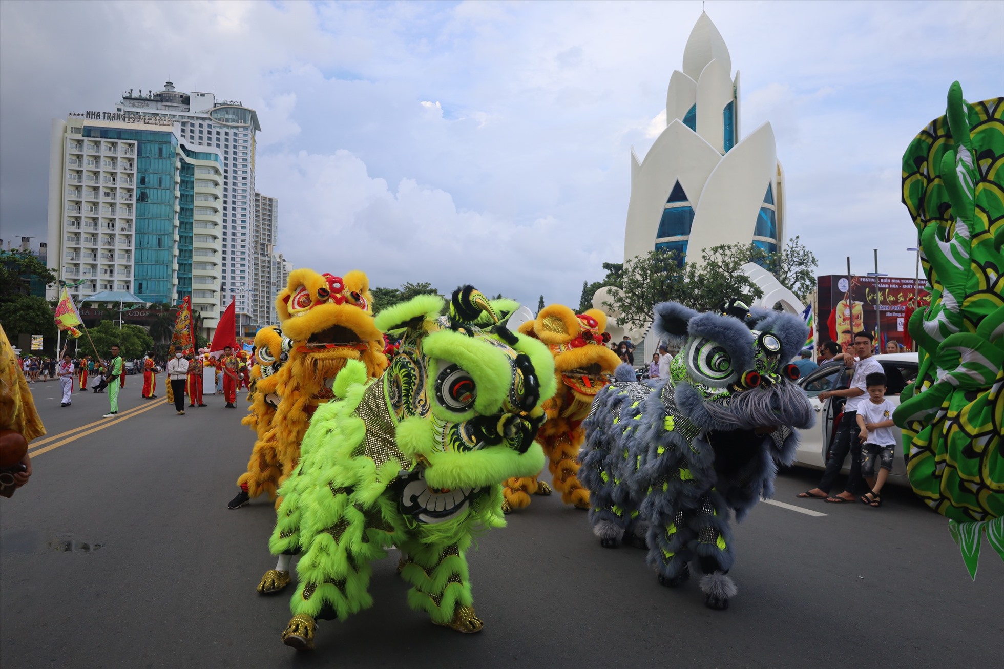 Lễ hội Lân – Sư – Rồng đường phố Nha Trang được tổ chức lần đầu tiên năm 2013 tại kì Festival biển Nha Trang – Khánh Hòa.