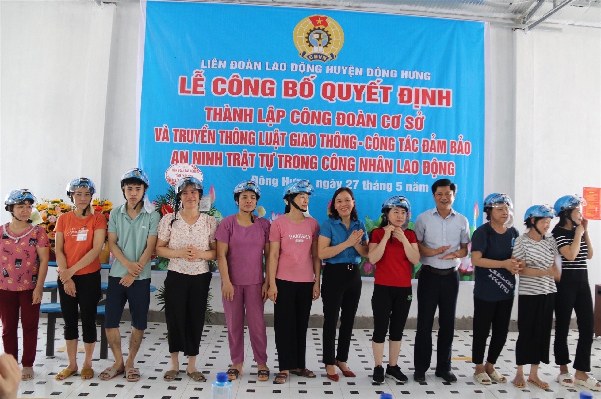 Lãnh đạo LĐLĐ tỉnh Thái Bình và UBND huyện Đông Hưng trao tặng mũ bảo hiểm xe máy cho công nhân lao động. Ảnh: Bá Mạnh