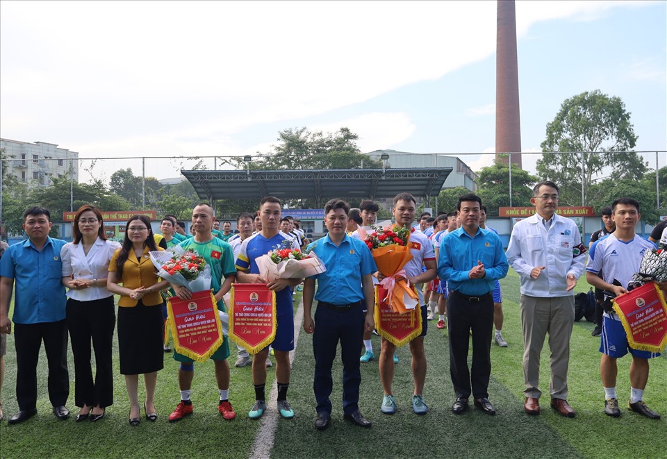 Lãnh đạo Liên đoàn Lao động tỉnh Hưng Yên trao giải, động viên các đội tham gia thi đấu thể thao. Ảnh: Đào Thu
