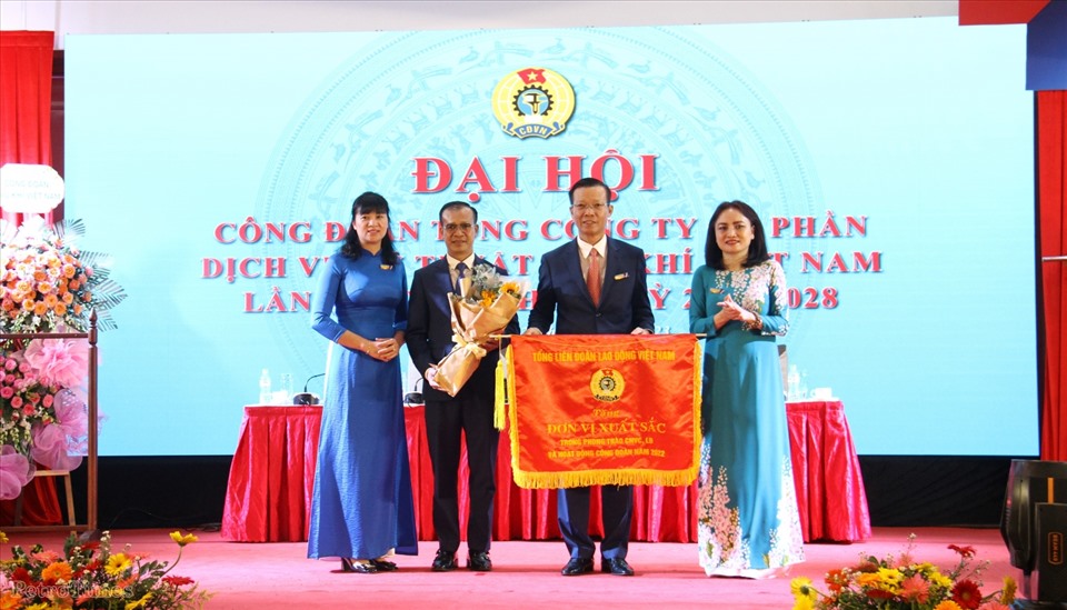 Chủ tịch Công đoàn Dầu khí Việt Nam Nghiêm Thuỳ Lan (ngoài cùng bên phải) trao tặng cờ thi đua của Tổng Liên đoàn Liên đoàn Việt Nam cho Công đoàn PTSC khoá VII. Ảnh: Hồng Thắm