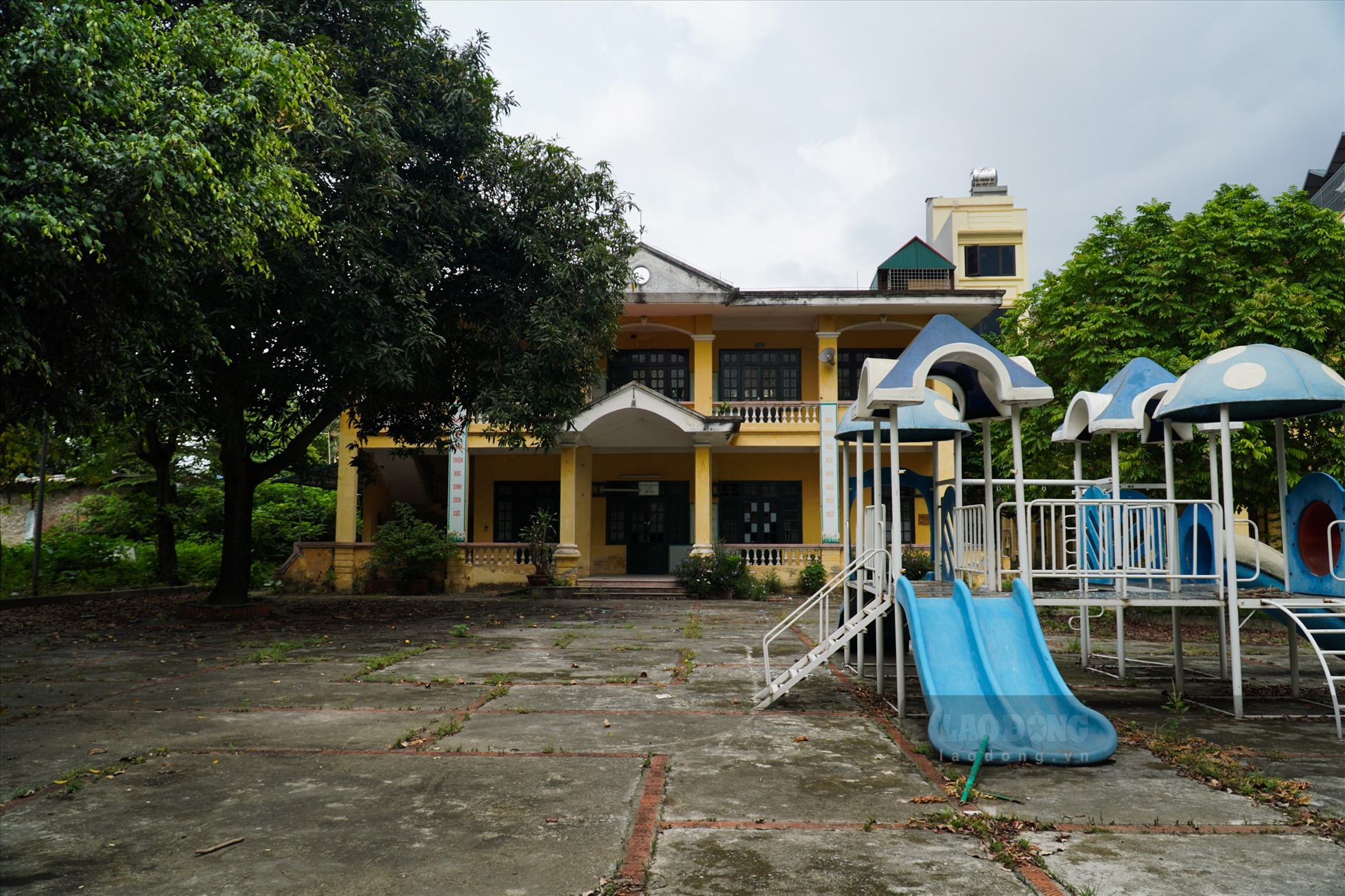 Trường mầm non Hoàng Liệt cơ sở Tứ Kỳ (cũ) bị bỏ hoang gồm 2 toà nhà với khoảng 10 phòng học.