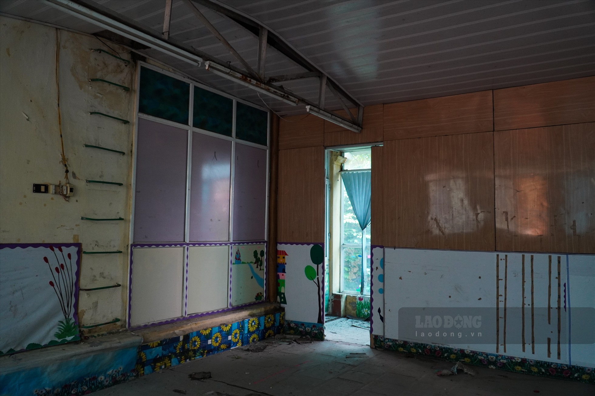 Tường của phòng học bong tróc, đèn điện do lâu không sử dụng hầu hết đã rơi rụng.