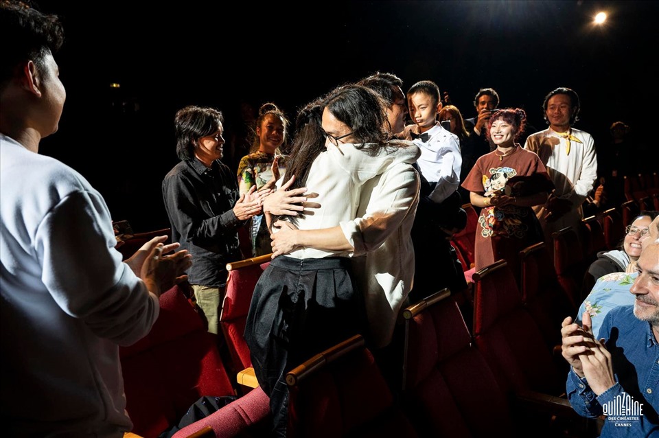 Phạm Thiên Ân hạnh phúc khi được sướng tên tại lễ trao giải. Ảnh: BTC Liên hoan phim Cannes