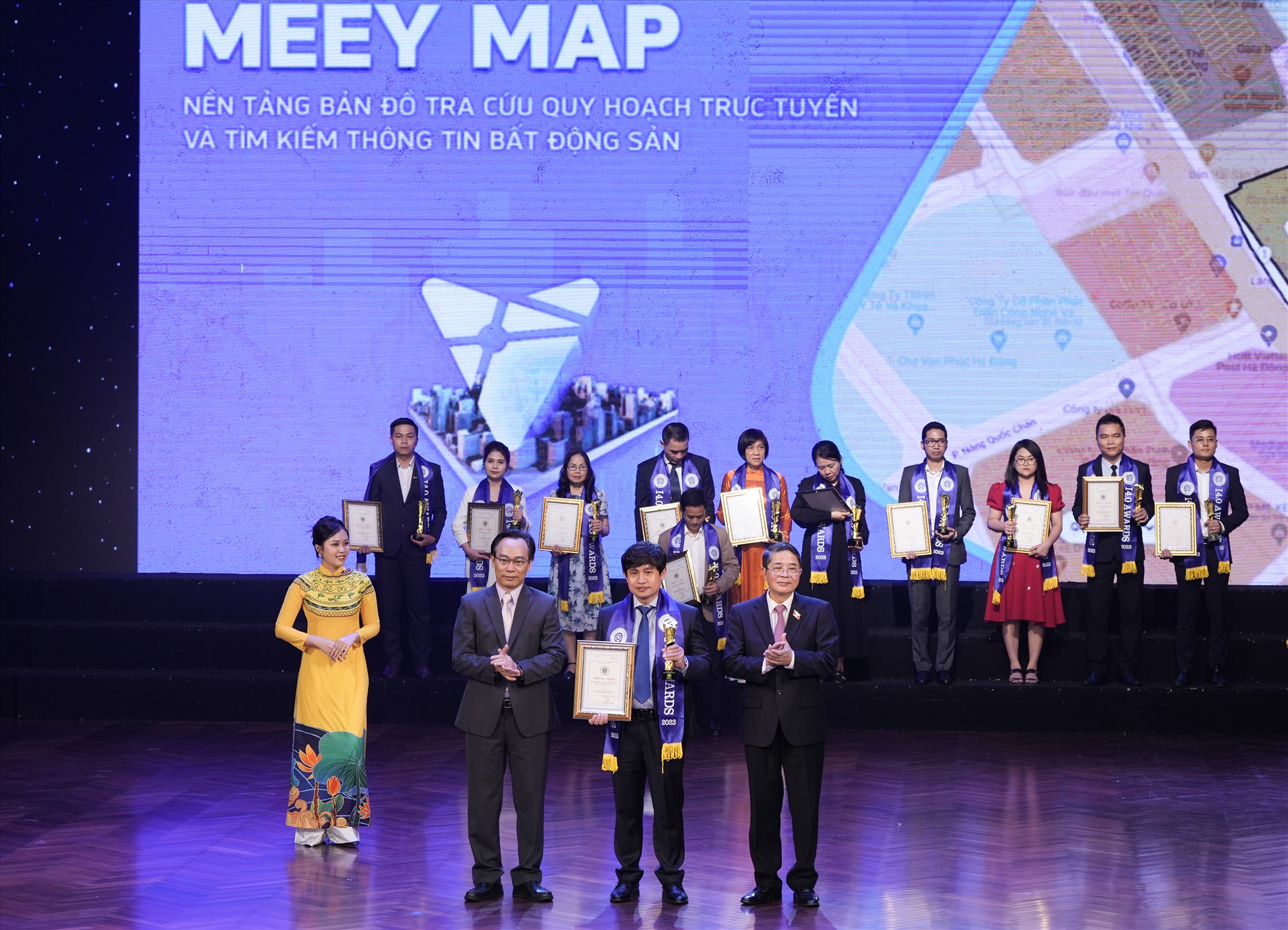 Phó Chủ tịch Quốc hội Nguyễn Đức Hải và Thứ trưởng Bộ Giáo dục và Đào tạo Hoàng Minh Sơn trao chứng nhận cho Chủ tịch Meey Land Hoàng Mai Chung.
